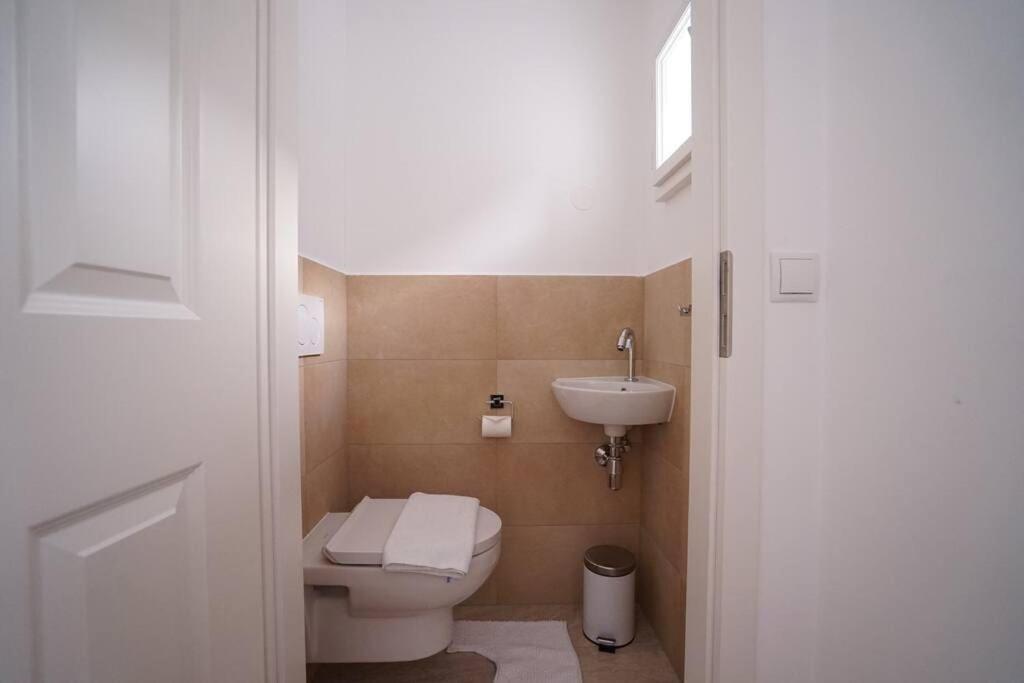 Authentic Austrian Flat In The South Of Vienna Apartment Modling Exterior photo
